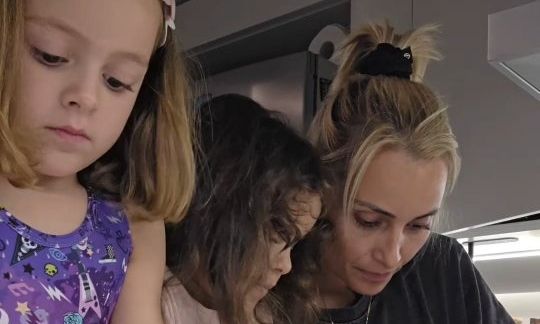 Βασιλική Μιλλούση: Η χειροτεχνία της Λένιας και της Σοφίας είναι το τέλειο χριστουγεννιάτικο project