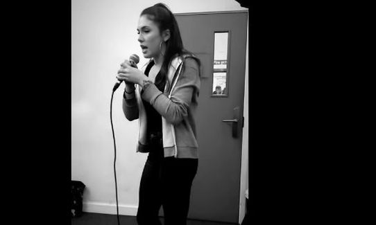 Παπούλια: Ακούστε την κόρη της να τραγουδά στην σχολή της