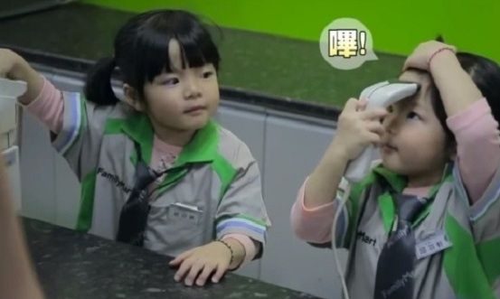 Διευθυντές από κούνια! Παιδιά ανέλαβαν τη διεύθυνση καταστημάτων και…(βίντεο)