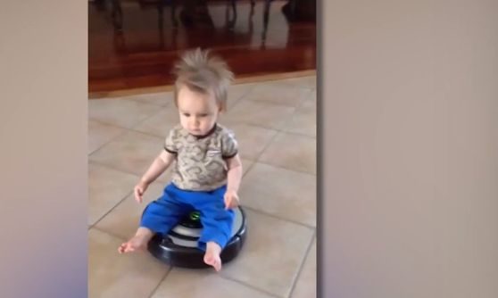 Μα τι κάνει αυτός ο μικρούλης πάνω στη σκούπα; (vid)