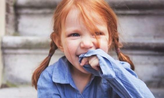 Το τζιν φόρεμα που δεν πρέπει να λείπει από τη ντουλάπα της κόρης σας