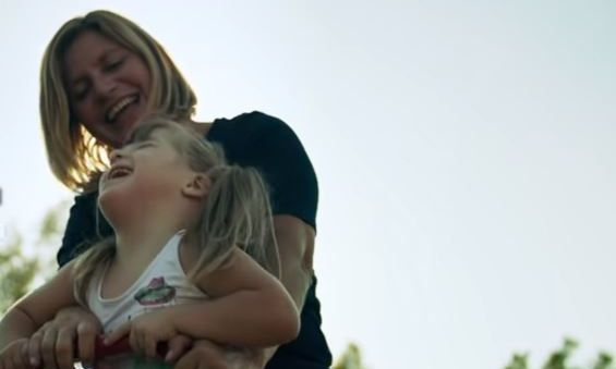 Μία δυνατή γυναίκα που έχει μάθει να βοηθάει τους άλλους