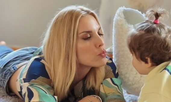 Μαντώ Γαστεράτου: Πώς περνάει τις Κυριακές στο σπίτι με τρία παιδιά