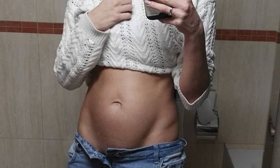 Γνωστή Ελληνίδα βρίσκεται στον έκτο μήνα της εγκυμοσύνης της και έχει αυτή την κοιλίτσα