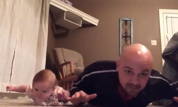 Η πιο χαριτωμένη γυμναστική μπαμπά- κόρης (βίντεο)