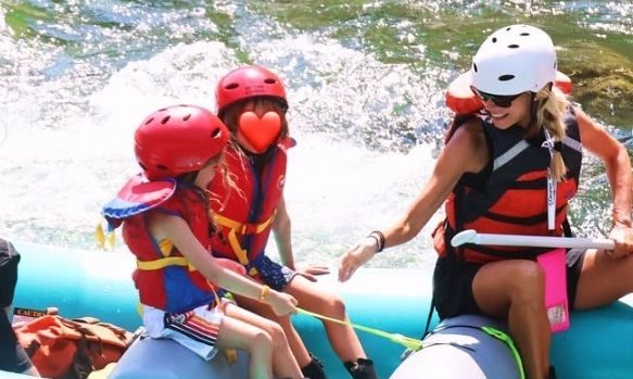 Η Δούκισσα Νομικού έκανε rafting πρώτη φορά με τα παιδιά της στην Αμερική