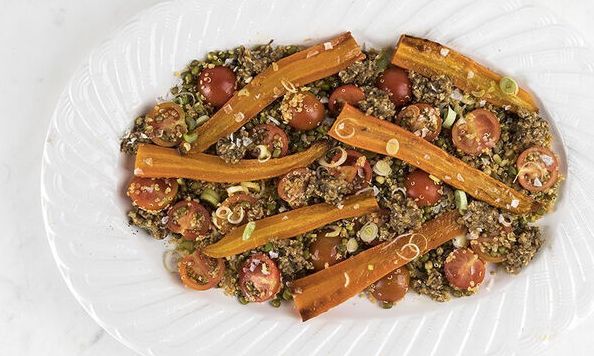 Σαλάτα με ψητά καρότα, ροβίτσα, κινόα και ντοματίνια