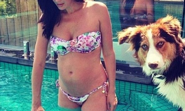 Φούσκωσε η κοιλίτσα! Ποιο διάσημο μοντέλο που γεννάει σε λίγο καιρό απολαμβάνει τα μπάνια του; (εικόνες)