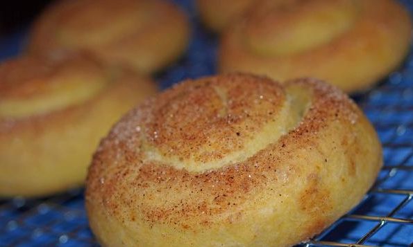 Νηστίσιμη συνταγή: Αφράτα ταχινοπιτάκια με κανέλα