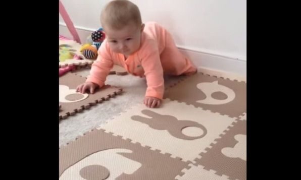 Όταν το μωρό τραβάει όλη την προσοχή ο σκύλος ζηλεύει! (βίντεο)