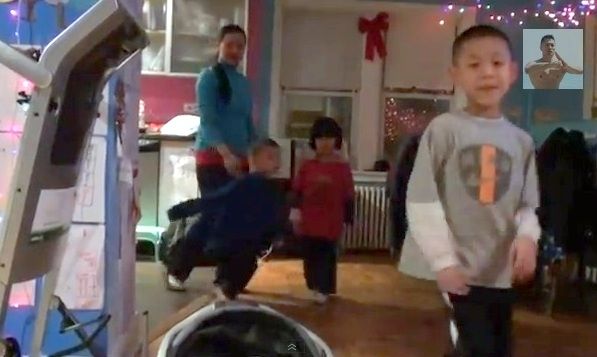 Μια ολόκληρη οικογένεια τρελαμένη με το Kung Fu!