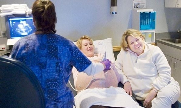 Αυτοί είναι οι λόγοι που μία μέλλουσα μαμά χρειάζεται τη μαία δίπλα της