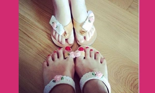 Μα πόσο γλυκό; Ποια διάσημη Ελληνίδα παρουσιάστρια φόρεσε ασορτί παπούτσια με την κόρη της; (εικόνα)