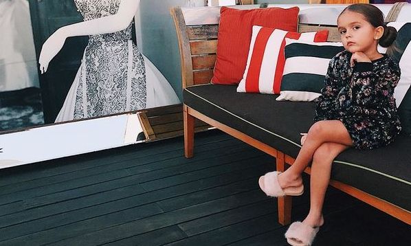 Αυτό είναι το μικρό μοντέλο που από τα post του κερδίζει από 150 μέχρι 5.000 δολάρια