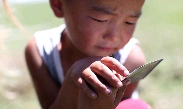 Ένα συγκινητικό βίντεο με νομάδες από τη Μογγολία που τους τραβάνε για πρώτη φορά φωτογραφία