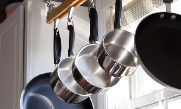 Κι όμως έτσι φεύγει η θαμπάδα από τα μαγειρικά σκεύη!