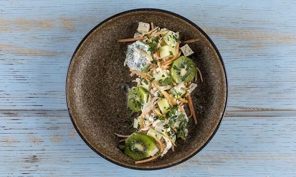 Δροσερή σαλάτα με παπάγια και ακτινίδιο