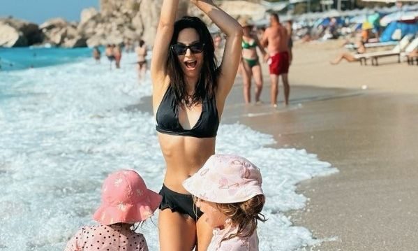 Η Κατερίνα Γερονικολού κάνει διακοπές στη Λευκάδα με την πιο όμορφη παρέα… τις βαφτιστήρες της
