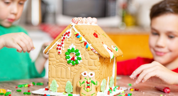 Πώς να φτιάξετε χριστουγεννιάτικα gingerbread σπιτάκια (και η ιστορία τους)