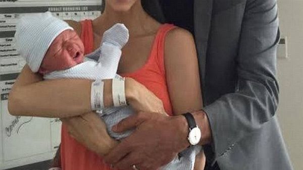 Πασίγνωστος ηθοποιός έγινε μπαμπάς στα 62 του και μας συστήνει το νεογέννητο μωράκι του! (εικόνα)