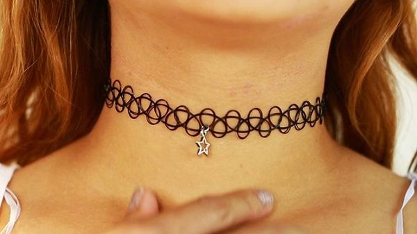 Κορίτσια θυμάστε τα αξεσουάρ που ήταν στη μόδα τη δεκαετία του 90; (βίντεο)