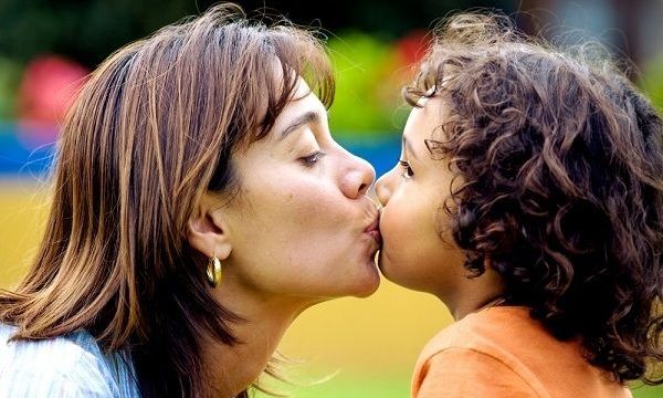 Πρέπει να φιλάμε το παιδί μας στο στόμα;