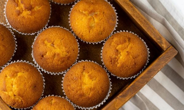 Συνταγή για αφράτα cupcakes χωρίς αυγά, γάλα και βούτυρο (vid)