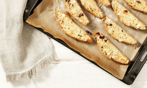 Νηστίσιμα biscotti (μπισκοτί) με ψίχα καρυδιού, ελαιόλαδο και χυμό πορτοκάλι