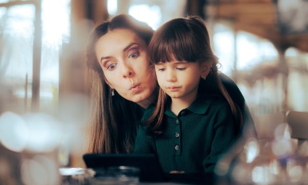 Μαμάδες που υπερναναλύουν τα πάντα – Πώς θα σταματήσουν το overthinking