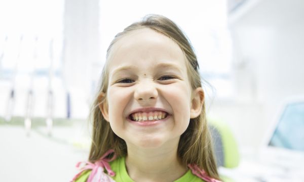 Πεταχτά μπροστινά δόντια: Πότε χρειάζεται το παιδί μου ορθοδοντική θεραπεία