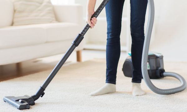 To tip της μαμάς: Το έξυπνο κόλπο με το βαμβάκι στην ηλεκτρική σκούπα