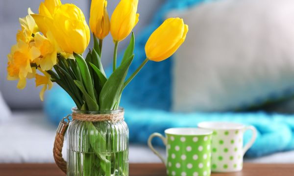 Τραπεζάκι σαλονιού: 10 ανοιξιάτικες ιδέες για να το διακοσμήσετε