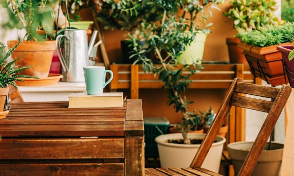 Μικρό μπαλκόνι: 10 ανοιξιάτικες ιδέες για να το διακοσμήσετε