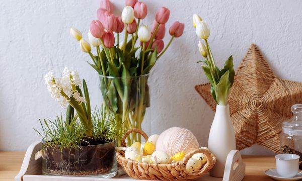Έχεις ξύλινο δίσκο; Πώς θα γίνει το καλύτερο πασχαλινό διακοσμητικό στο τραπεζάκι του σαλονιού