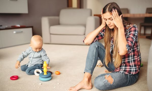 Τι αγχώνει περισσότερο τις μαμάδες; Τα 4 πιο συχνά αίτια