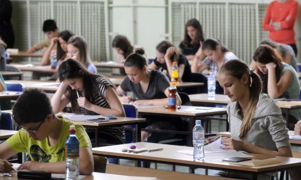 Πανελλήνιες: Όταν τα όνειρα και οι προσδοκίες των γονιών πέφτουν βαριά στους ώμους των παιδιών