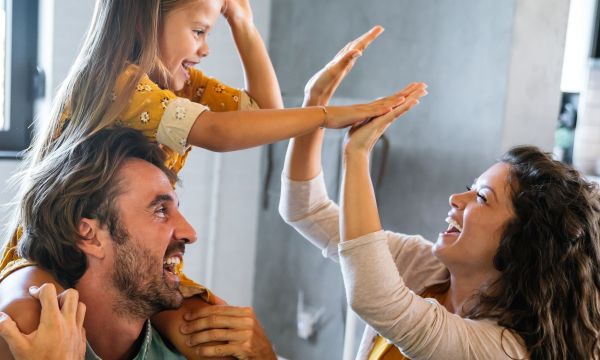 Πόσες από αυτές τις «μπαμπαδίστικες» ατάκες λέτε ενώ είστε μαμά;