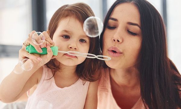 DIY σαπουνόφουσκες: Πώς θα τις φτιάξετε μόνες σας