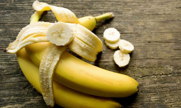 Όχι σε σακούλες, όχι στο ντουλάπι:Το απλό κόλπο που κανείς δεν ξέρει για να μη μαυρίζουν οι μπανάνες