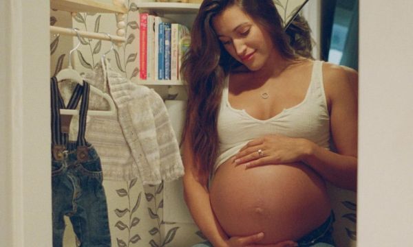 Έγκυος μετέτρεψε (μόνη) τη μικρή ντουλάπα του δικού της υπνοδωματίου σε βρεφικό δωμάτιο