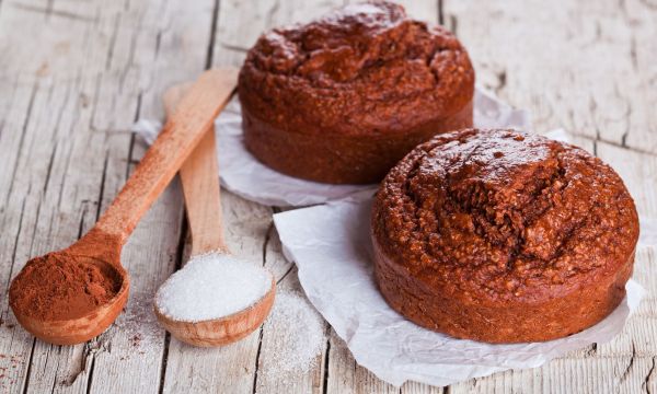 Προσθέστε άγλυκο κακάο σε νερό που βράζει και φτιάξτε τα πιο νόστιμα σοκολατένια ψωμάκια