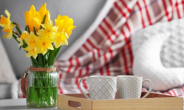 Coffee table: 10 έξυπνες και εύκολες ιδέες για ανοιξιάτικη διακόσμηση τραπεζιού