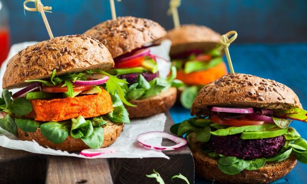 Μεγάλη Παρασκευή: Φτιάξτε αλάδωτα burger που θα λατρέψει όλη η οικογένεια