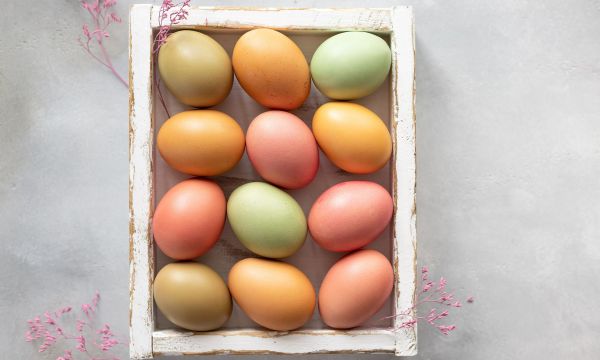 Πώς να βάψετε τα πασχαλινά αβγά: Ο απόλυτος οδηγός για το 2026