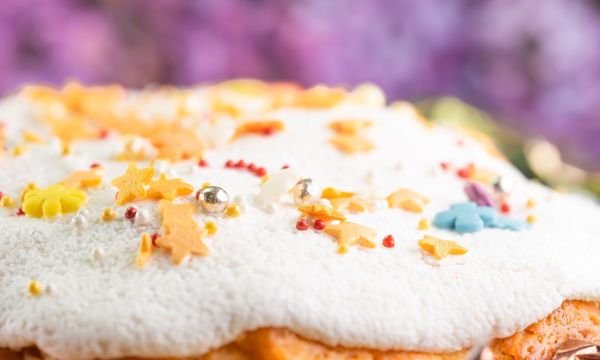 Γλυκό της τελευταίας στιγμής; Αυτό το πασχαλινό κέικ με παγωτό θα σώσει το τραπέζι