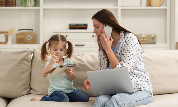 Το να είμαι εργαζόμενη μαμά δεν είναι πάντα εύκολο, αλλά αξίζει κάθε λεπτό χάρη σε εσένα