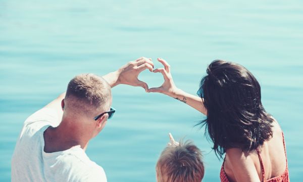 Πώς να κρατήσετε ζωντανή τη σχέση σας το καλοκαίρι όταν έχετε παιδιά