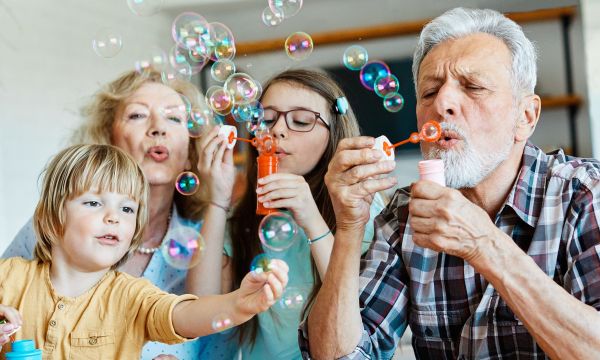 Πώς οι παππούδες και οι γιαγιάδες χτίζουν δυνατούς δεσμούς με τα εγγόνια τους - 7 συνήθειες