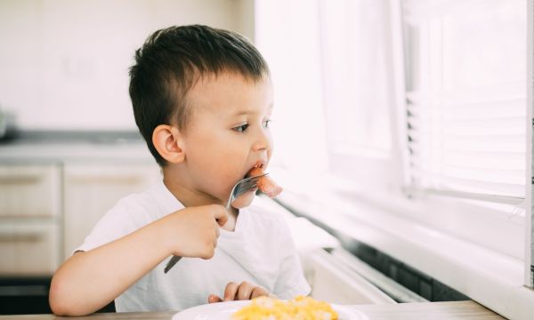 Αφράτη ομελέτα για παιδιά – Ιδανική για μωρά που ακολουθούν baby led weaning διατροφή
