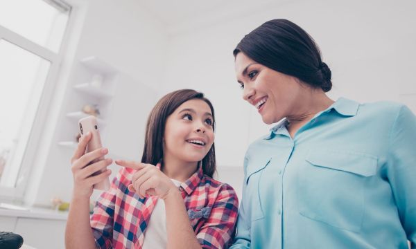 Αρνούμαι να νιώσω ενοχές επειδή πήρα στο μικρό παιδί μου κινητό